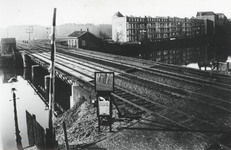 155221 Gezicht op de spoorbrug over het Lozingskanaal vanuit het noordoosten met linksboven de splitsing van de sporen ...